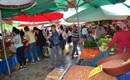 Buca’da pazarcılar yeni pazar yerinde alanlarının küçültülmesine tepki gösterdi