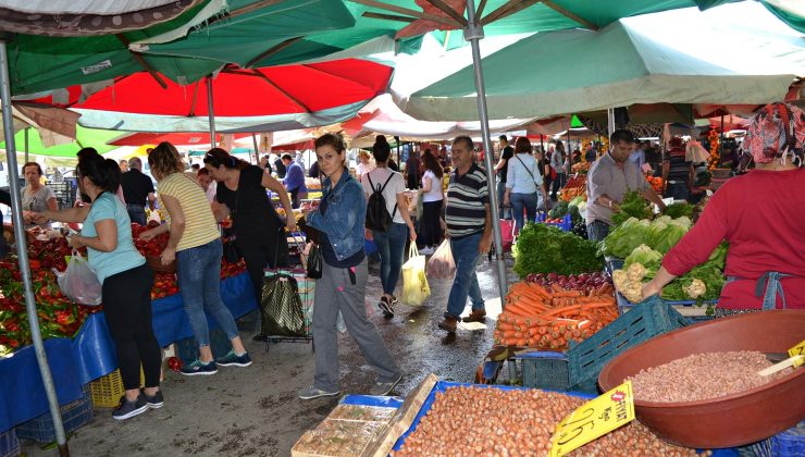 Buca’da pazarcılar yeni pazar yerinde alanlarının küçültülmesine tepki gösterdi