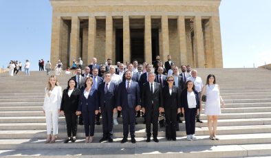 Narlıdere Belediye Başkanı Erman Uzun Anıtkabir’i ziyaret etti.