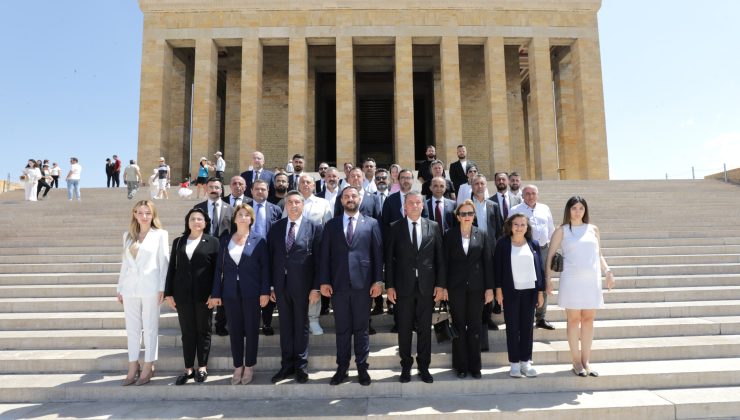 Narlıdere Belediye Başkanı Erman Uzun Anıtkabir’i ziyaret etti.