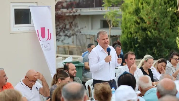 Urla Belediye Başkanı Selçuk Balkan vatandaşı dinlemeye devam ediyor