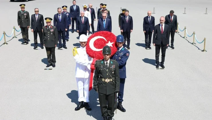 Yüksek Askeri Şura (YAŞ) toplandı, toplantı öncesi Cumhurbaşkanı Erdoğan ve YAŞ üyeleri Anıtkabir’i ziyaret etti