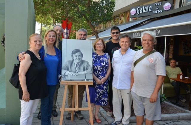 Duayen gazeteci İsmail Sivri, vefatının 17.yıl dönümünde Alsancak’taki heykelinin önünde anıldı