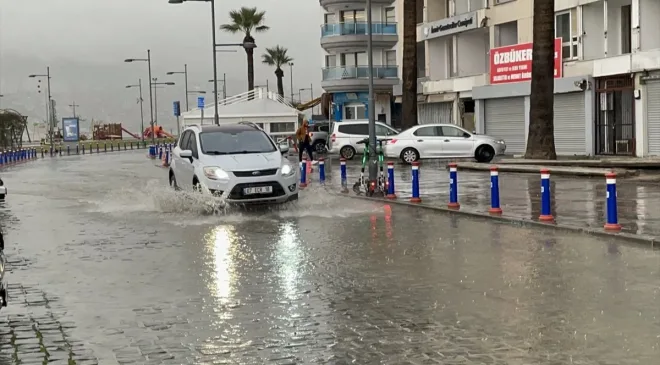 İzmir’de kuvvetli sağanak yağış etkili oldu