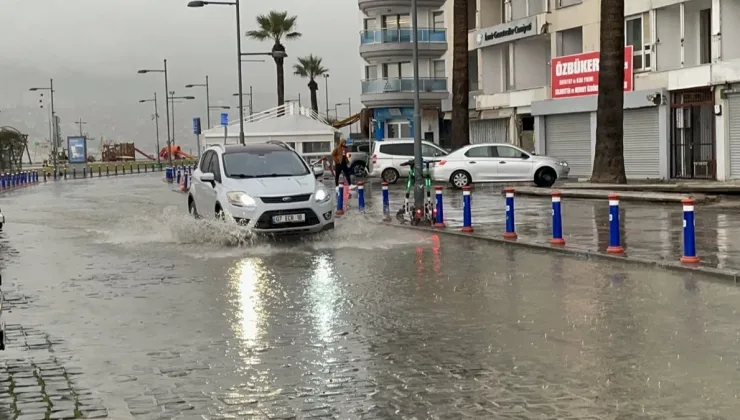 İzmir’de kuvvetli sağanak yağış etkili oldu