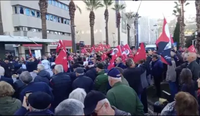 Konak’ta emekli subaylardan “Teğmenime Dokunma” protestosu