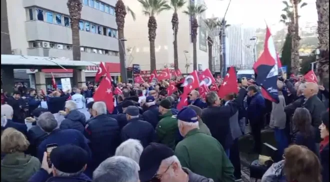 Konak’ta emekli subaylardan “Teğmenime Dokunma” protestosu