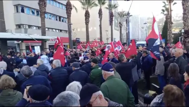 Konak’ta emekli subaylardan “Teğmenime Dokunma” protestosu